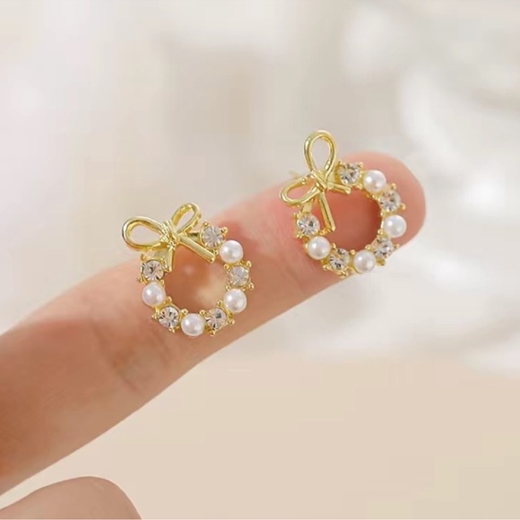 NEW gold tone and faux pearl and rhinestone earrings - Picture 5 of 5